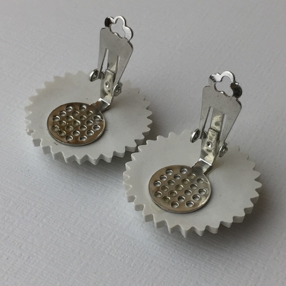 Vintage Big White Plastic Flower Clip On Earrings - Picture 5 of 8